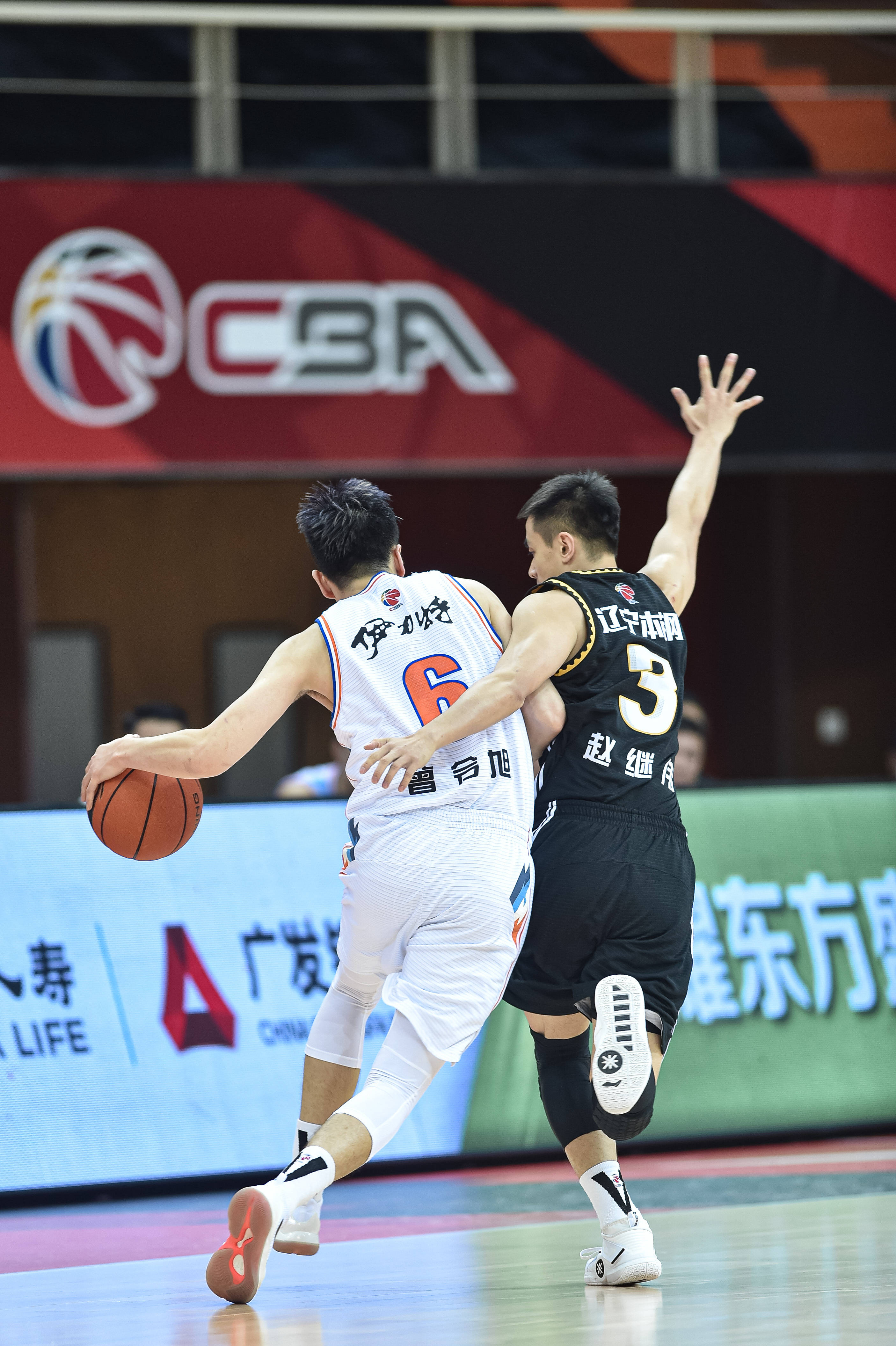梅西小时候铃声响了不回教室，老师批评他：马拉多纳只有一个