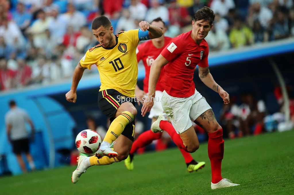 篮球CBA球队锁定季后赛席位，球迷沸腾