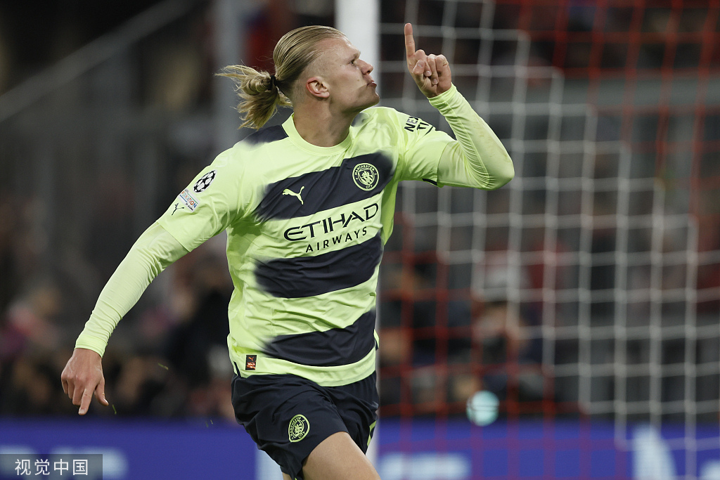 没有技巧全是感情，弗兰克告别演讲深情演唱《月亮代表我的心》