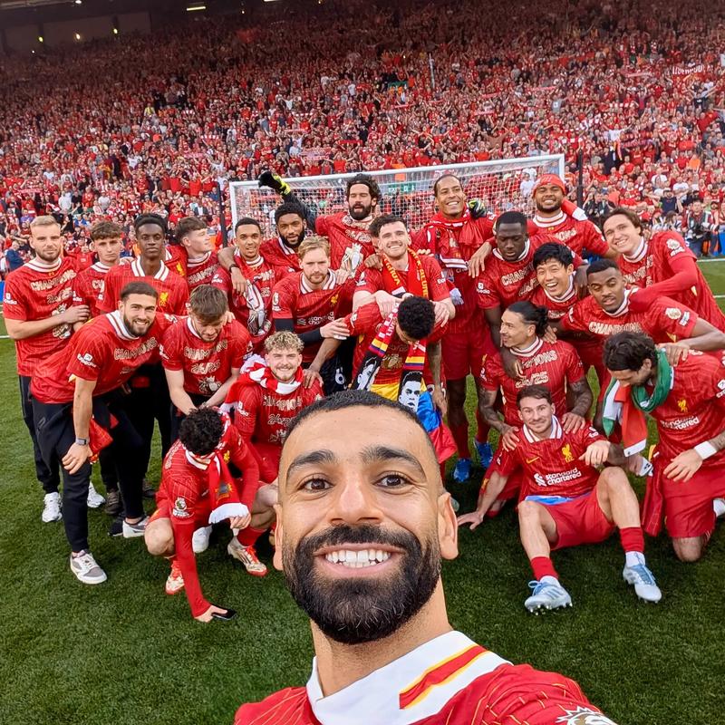 阿斯顿维拉在埃梅里带领下强势冲击英超争冠，与阿森纳激烈争夺榜首。