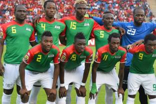 劳塔罗飞铲罗伯逊染黄，国米战利物浦上半场13分钟现争议