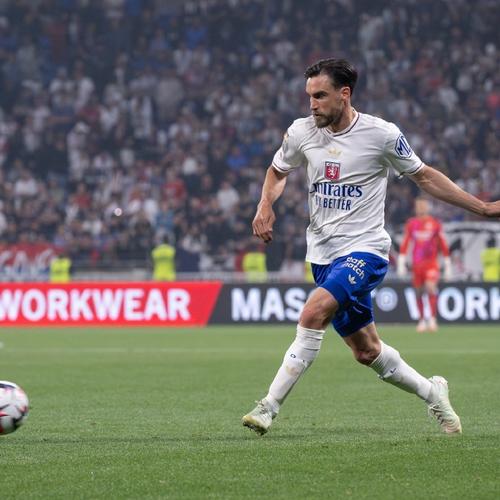 阿尔巴全场数据：2抢断3关键传球+风骚脚后跟助攻队友破门