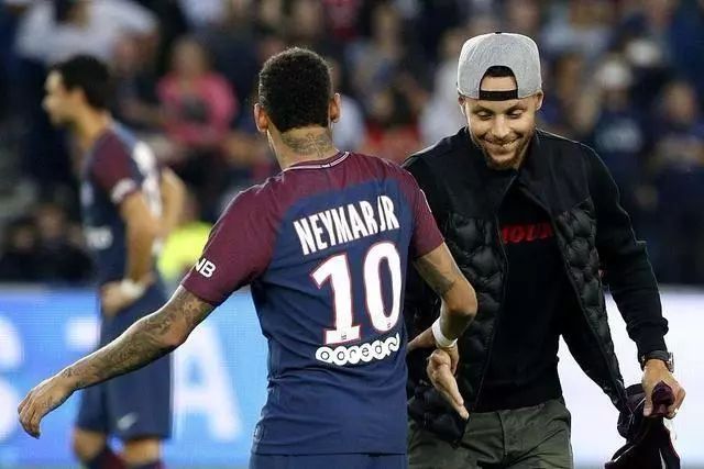 国乒输单打！王皓盯着王楚钦心事重重，梁靖崑技不如人：没好办法